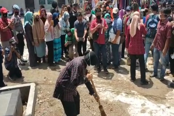 Cerita Mensos Risma yang Menyapu di Makam Syekh Burhanuddin usai Beri Bantuan Korban Longsor