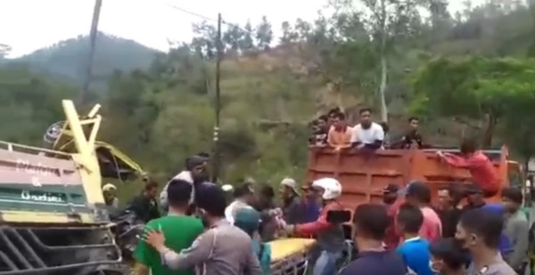 Dramatis! Evakuasi Sopir Truk yang Terjepit Bodi Kendaraan Usai Tabrak Pohon