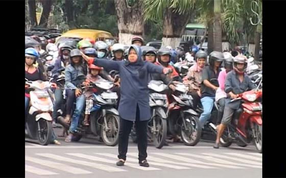 Selain Marah, Ini 6 Aksi Kontroversi Risma: Padamkan Kebakaran hingga Menyapu Jalan