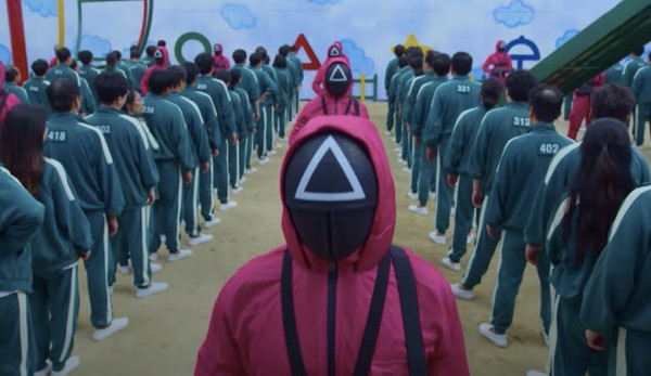 Ini Arti Warna Kertas Merah dan Biru Squid Game yang Dipegang Gong Yoo