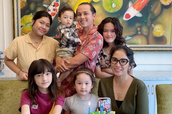 Ini 5 Artis Pria yang Nyaman Jatuh di Pelukan Janda