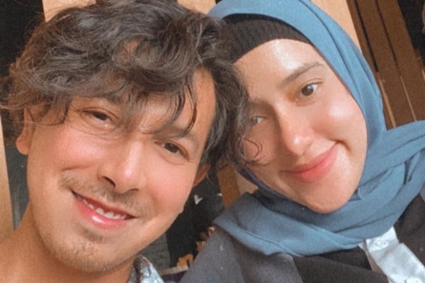 Ini 5 Artis Pria yang Nyaman Jatuh di Pelukan Janda