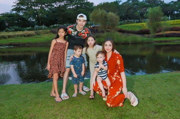 Ini 5 Artis Pria yang Nyaman Jatuh di Pelukan Janda
