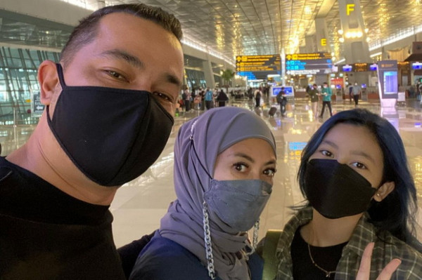 Ini 5 Artis Pria yang Nyaman Jatuh di Pelukan Janda