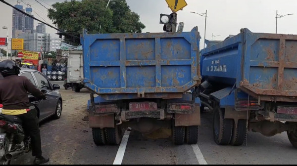 Sopir Ngantuk, Truk Pengangkut Tanah Milik Dinas SDA DKI Tabrak Tiang di Cideng