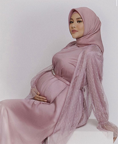 Cantik Banget! Aurel Hermansyah Pamer Baby Bump dalam Gaun Pink