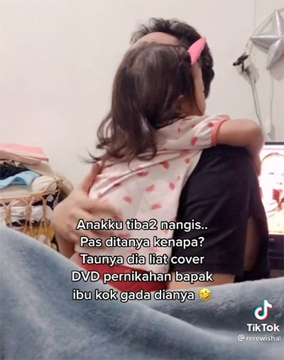 Bocah Ini Mendadak Nangis gara-gara Lihat Foto Pernikahan Orangtuanya