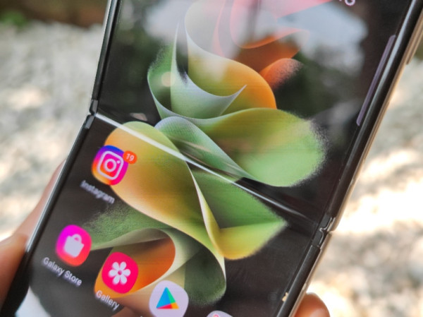 Unik, Sensasi Nonton Video di Ponsel Lipat Galaxy Z Flip3