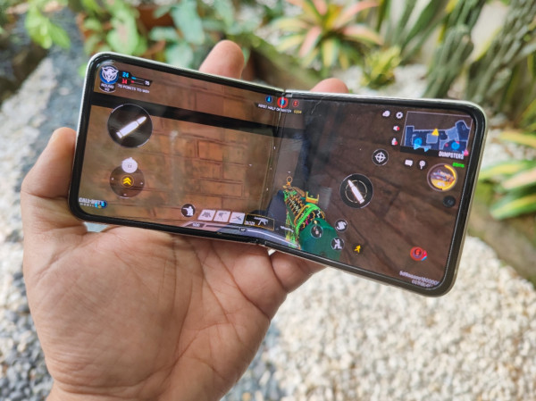 Unik, Sensasi Nonton Video di Ponsel Lipat Galaxy Z Flip3