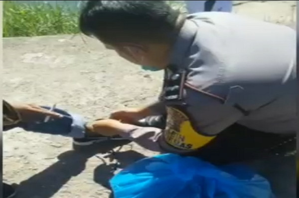 Tangis Haru Warga Pecah Lihat Aksi Bhabinkamtibmas Penuh Kasih Sayang Lepas Rantai ODGJ