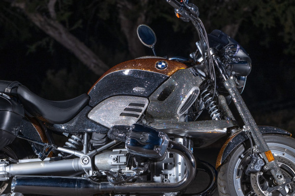 Bikin Silau, BMW R 1200 C Ini Dihiasi dengan 200.000 Kristal Swarovski