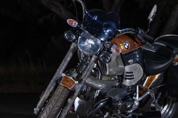 Bikin Silau, BMW R 1200 C Ini Dihiasi dengan 200.000 Kristal Swarovski