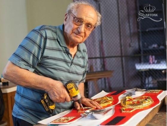 Dari Gudang Kecil, Keluarga Sartonk Ciptakan Sabuk Juara Tinju Dunia