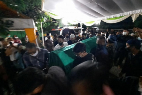 Tangis Keluarga Pecah Iringi Kedatangan Jenazah Wakil Wali Kota Mojokerto Achmad Rizal Zakaria