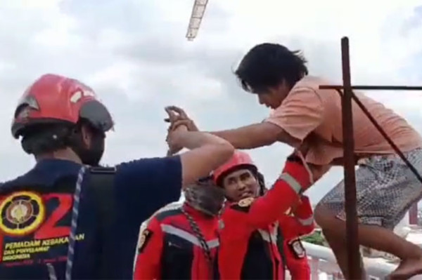 Diduga Hendak Bunuh Diri, Pria Panjat Crane Puluhan Meter di Panakkukang