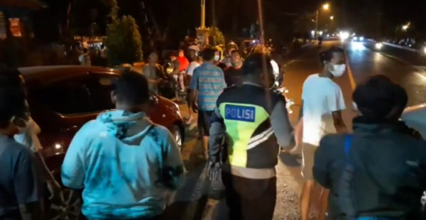 Asyik Tidur di Tengah Jalan, Pria Tanpa Identitas Tewas Tertabrak Mobil