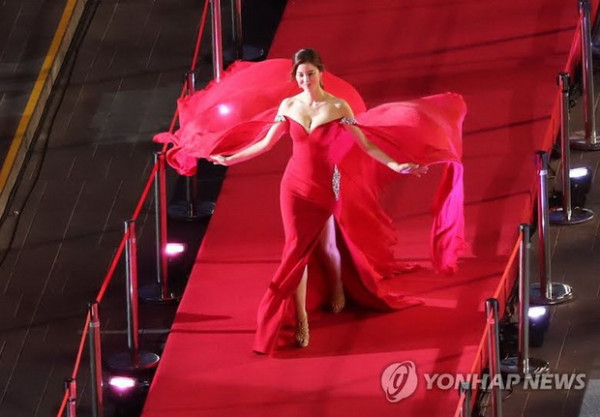 Outfit Berkelas 7 Aktris Korea di Karpet merah Busan International Film Festival Ke-26