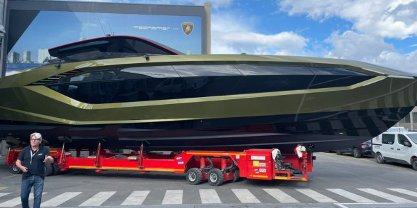 Terbang ke Italia, Conor McGregor Terima Langsung Supercar of the Sea Rp50,8 Miliar