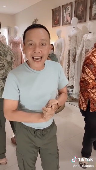Ayu Ting Ting Fitting Kebaya, Ayah Rozak: Anak Ayah Mah Cantik