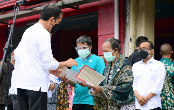 Jalan Santai Bersama Sultan HB X dan Menko Perekonomian, Jokowi Salurkan Bantuan Tunai untuk PKL