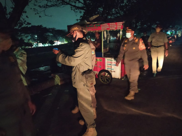 Keluyuran Malam-malam Tidak Pakai Helm, Pemotor Cantik Ditilang Polisi di Kasablanka
