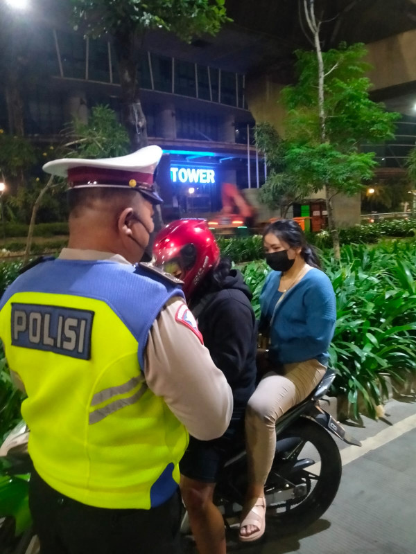 Keluyuran Malam-malam Tidak Pakai Helm, Pemotor Cantik Ditilang Polisi di Kasablanka