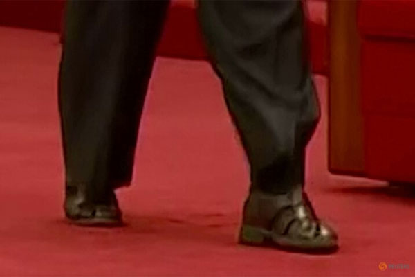Pernah Lihat Jong-ung Pakai Sandal Kulit? Ini Fotonya