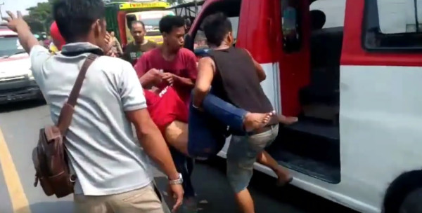 Tabrak Pria yang Sedang Tambal Ban, Sopir Angkot Babak Belur Dihajar Massa