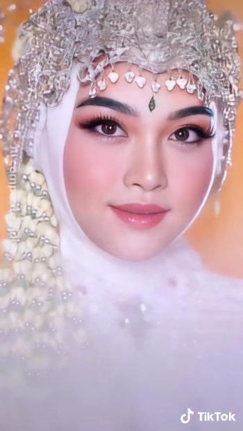Viral! Wanita Pamer Makeup Pengantin Pakai Aplikasi, Cantik Banget