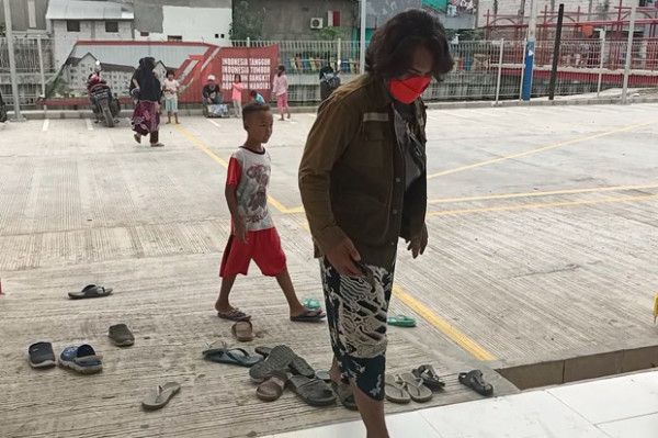 Penghuni dan Tamu Kampung Susun Akuarium Wajib Lepas Alas Kaki