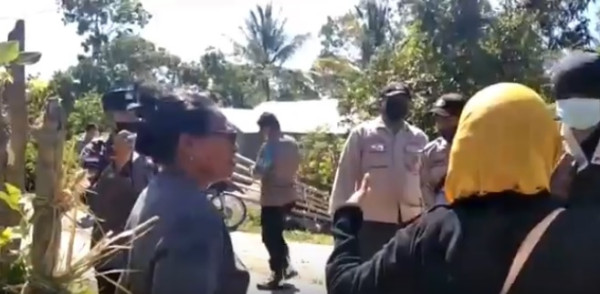 Emak emak Minta Pasukan Brimob Ditarik dari Lokasi Waduk Lambo