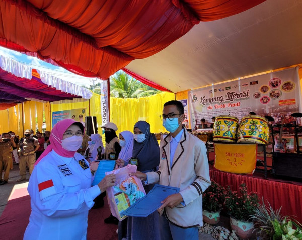 Senator Emma Yohanna Dukung Keberadaan Kampung Literasi Air Terbit Panti Pasaman