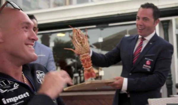 Jiwa Malaikat Tyson Fury Lepas Lobster Rp3,5 Juta ke Laut, Beri Gelandangan Sepatu Nike
