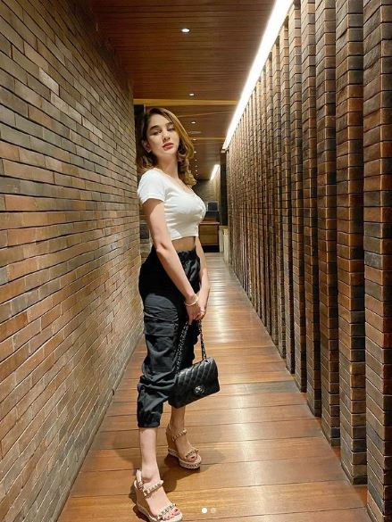 4 Artis Terjebak Prostitusi Online, Ini Pose Aduhainya