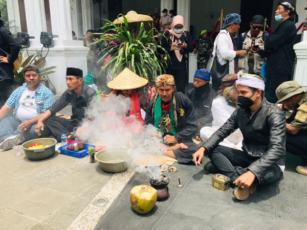 Ratusan Budayawan Demo Balai Kota Bogor, Bau Menyan Menyengat