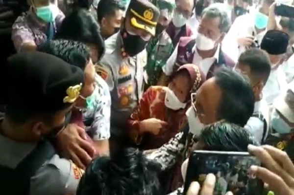 Gawat! Mensos Risma Marah-marah Lagi, Mahasiswa dan Aktivis di Lombok Timur NTB Kena Semprot