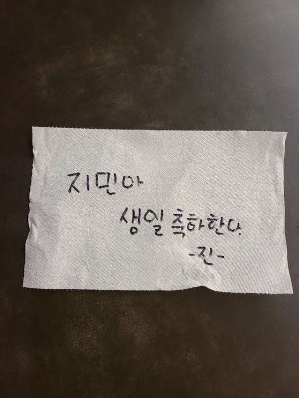 Jimin BTS Ulang Tahun ke-26, Jin Tulis Ucapan di Karton Sobek