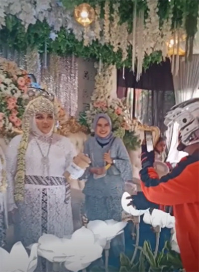 Viral! Pengantin Wanita Terima Paket di Pelaminan, Foto Jepretan Kurir Jadi yang Terbaik