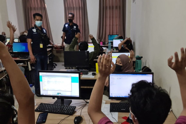 Kantor Sindikat Pinjaman Online Digerebek, Polisi Amankan Puluhan Pegawai