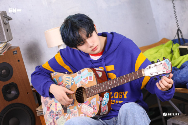 7 OOTD ala Member ENHYPEN, Ganteng dengan Gaya Simpel sampai Edgy
