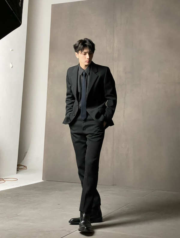 7 OOTD ala Member ENHYPEN, Ganteng dengan Gaya Simpel sampai Edgy