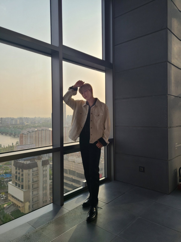 7 OOTD ala Member ENHYPEN, Ganteng dengan Gaya Simpel sampai Edgy