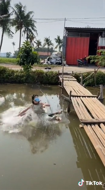 Viral! Pasangan Kekasih Nyeberang Jembatan dengan Mata Ditutup, Ngeri Lihat Bawahnya