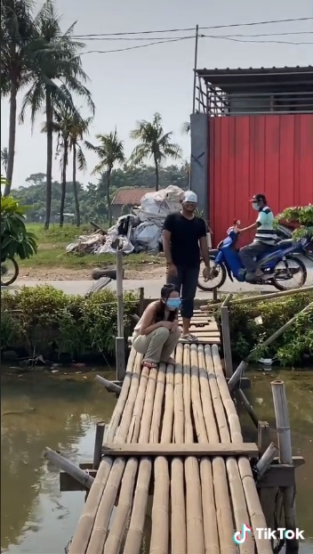 Viral! Pasangan Kekasih Nyeberang Jembatan dengan Mata Ditutup, Ngeri Lihat Bawahnya