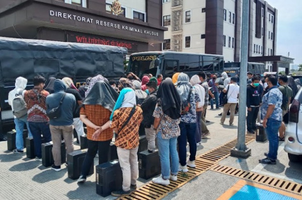 Sadis saat Nagih Utang, Ternyata 83 Kolektor Pinjol Ilegal Malu Digelandang ke Polda Jabar
