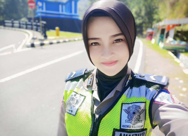 5 Polwan Cantik, Nomor 4 Bikin Langsung Jatuh Cinta