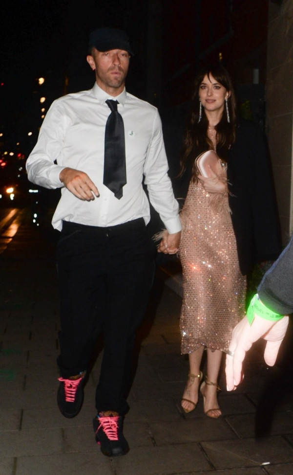 Chris Martin Sebut Dakota Johnson My Universe, Intip Potret Mesranya