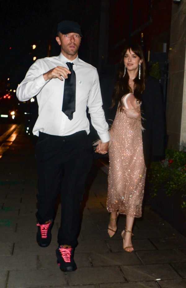 Chris Martin Sebut Dakota Johnson My Universe, Intip Potret Mesranya