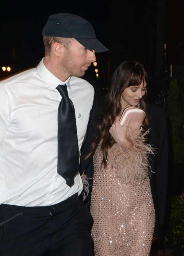 Chris Martin Sebut Dakota Johnson My Universe, Intip Potret Mesranya