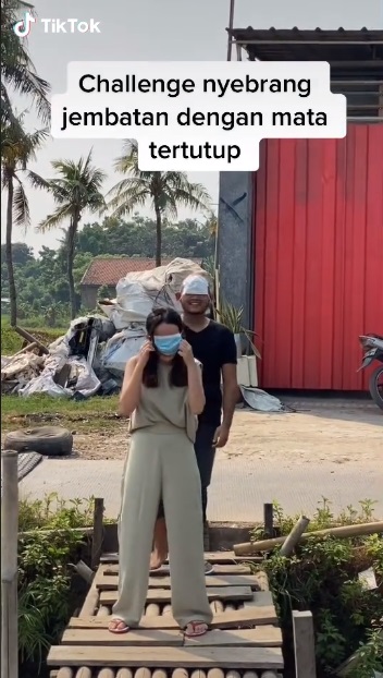 Viral! Pasangan Kekasih Nyeberang Jembatan dengan Mata Ditutup, Ngeri Lihat Bawahnya